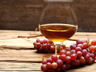 Cognac and grapes wallpaper 320x240