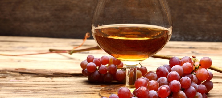 Sfondi Cognac and grapes 720x320