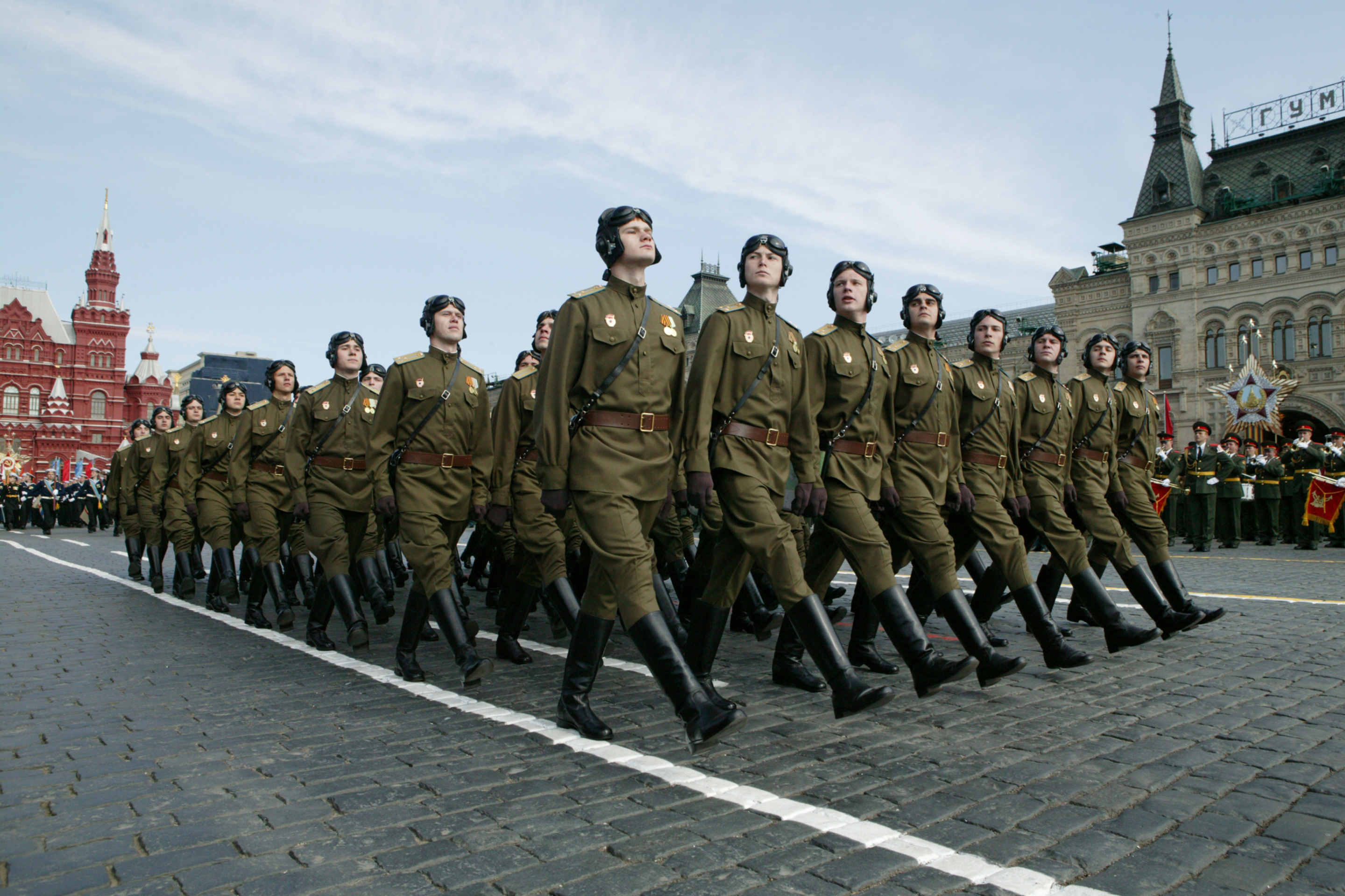 Военная и гражданская жизнь. Марширующие солдаты на красной площади 9 мая. Солдаты маршируют в России на 9 мая. Парад Победы. Солдаты на параде.