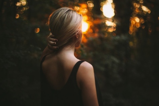 Girl Looking At Sunset - Obrázkek zdarma pro Nokia Asha 302