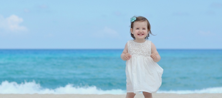 Fondo de pantalla Little Angel At Beach 720x320