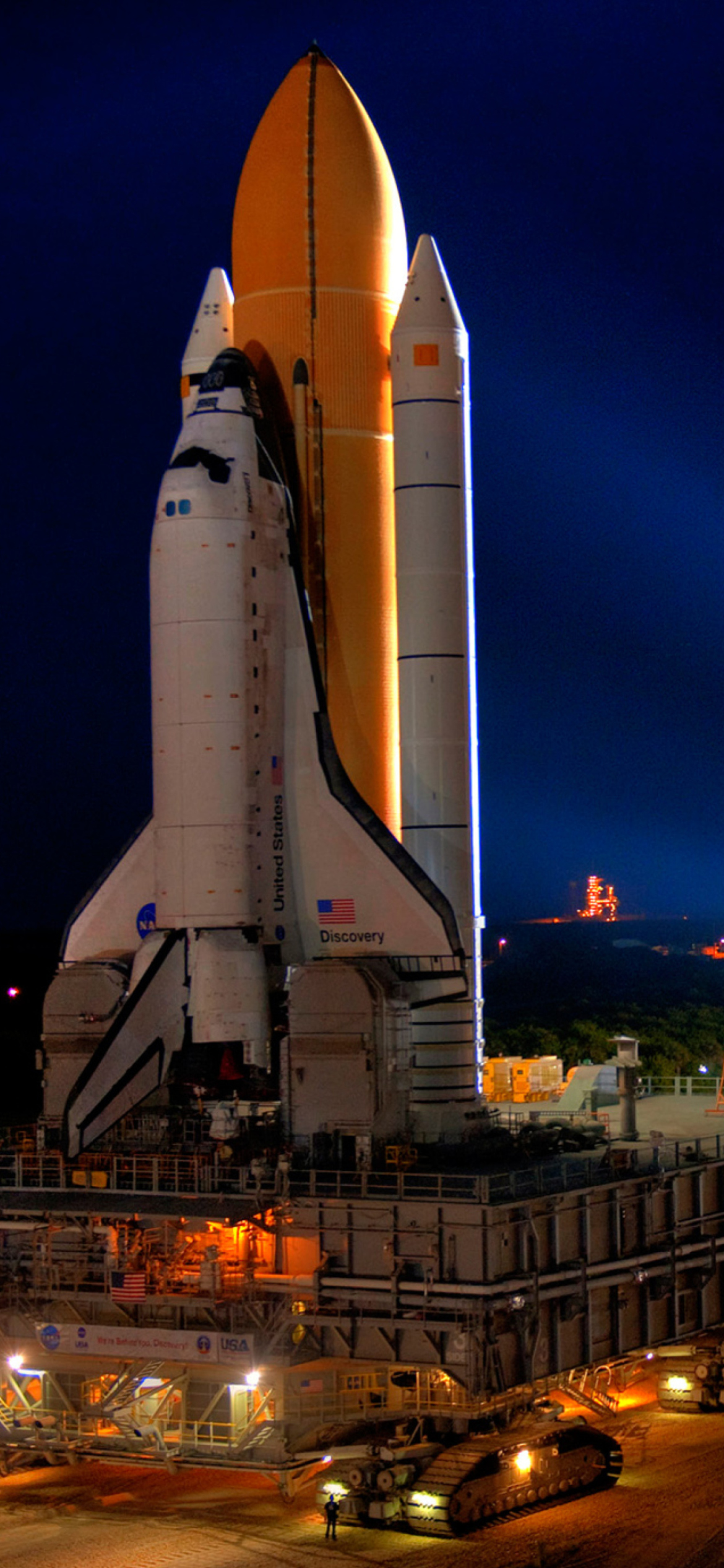 Space Shuttle Discovery wallpaper 1170x2532