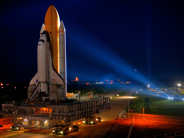 Fondo de pantalla Space Shuttle Discovery 640x480