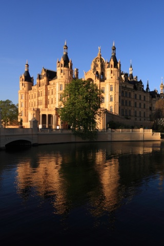 Обои Schwerin Palace in Mecklenburg Vorpommern 320x480
