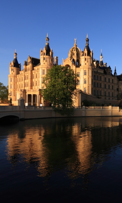 Обои Schwerin Palace in Mecklenburg Vorpommern 480x800