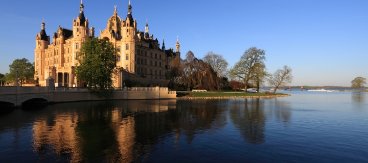Das Schwerin Palace in Mecklenburg Vorpommern Wallpaper 720x320