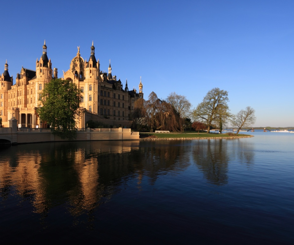 Screenshot №1 pro téma Schwerin Palace in Mecklenburg Vorpommern 960x800