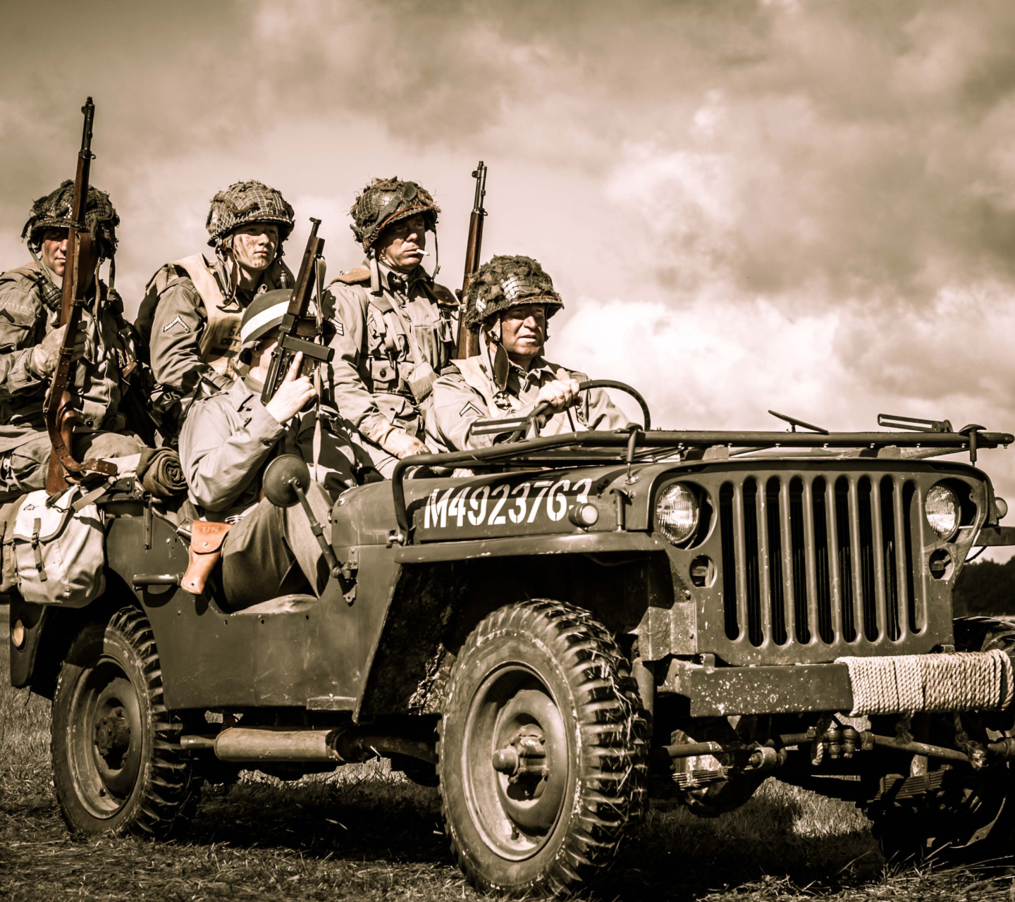 Fondo de pantalla Soldiers on Jeep 1440x1280
