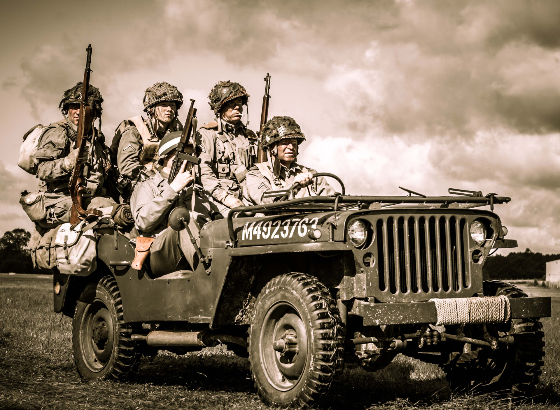 Обои Soldiers on Jeep 1920x1408