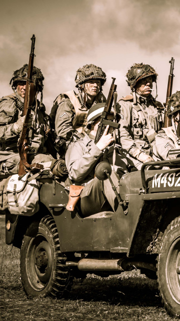 Soldiers on Jeep wallpaper 360x640