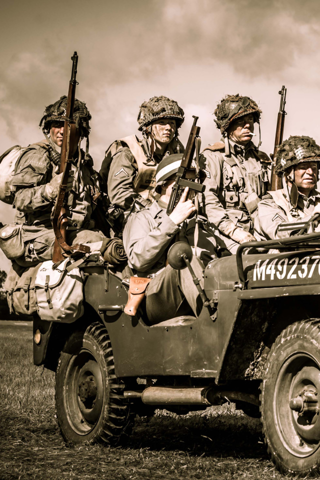 Обои Soldiers on Jeep 640x960