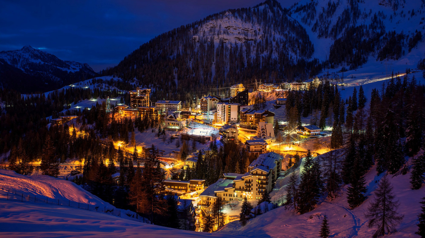 Sfondi Night Bergamo, Lombardia 1366x768