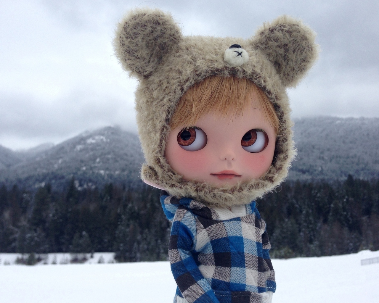 Обои Pretty Doll In Winter Clothes 1280x1024