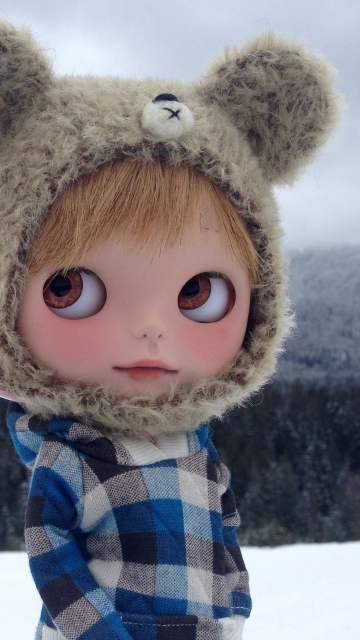 Обои Pretty Doll In Winter Clothes 360x640