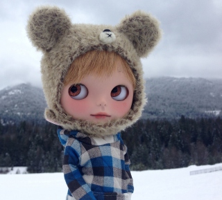 Kostenloses Pretty Doll In Winter Clothes Wallpaper für iPad Air