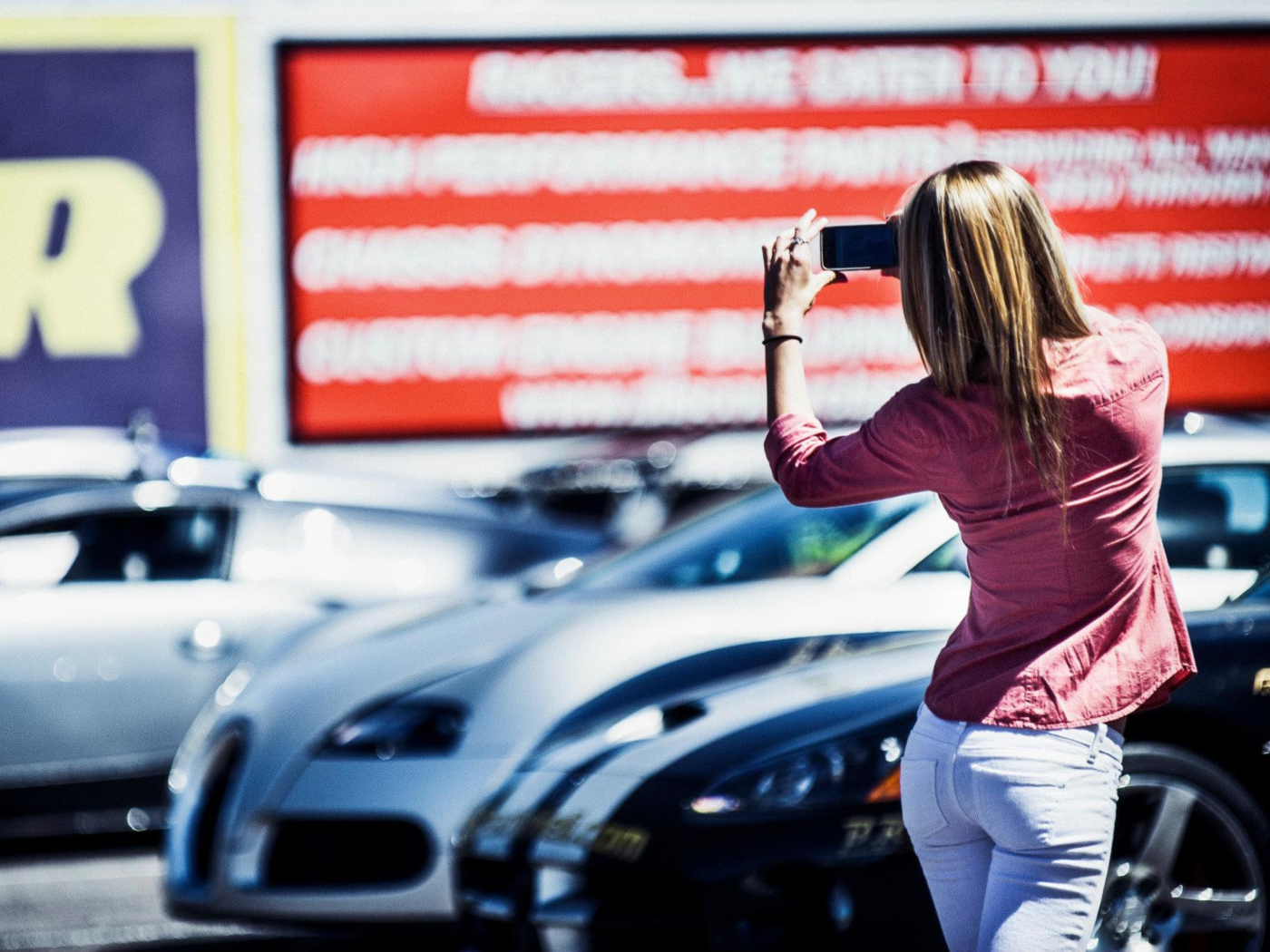 Обои Girl Taking Photo With Her Phone 1400x1050