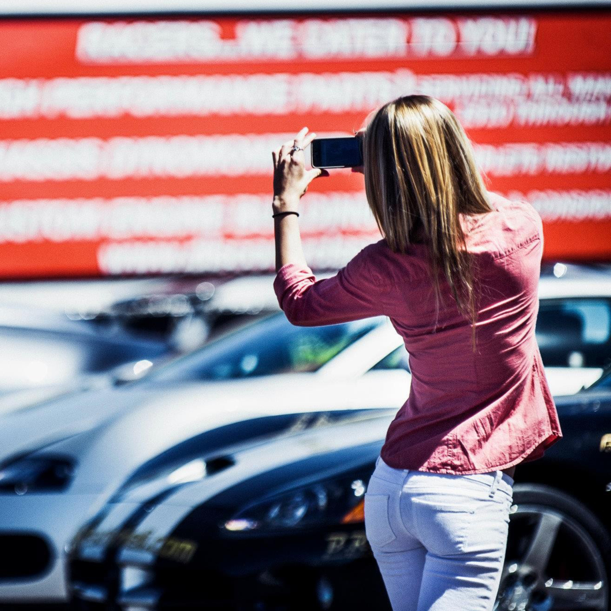 Fondo de pantalla Girl Taking Photo With Her Phone 2048x2048