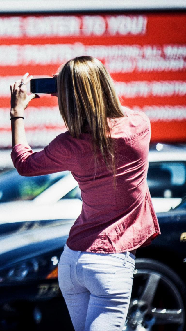 Das Girl Taking Photo With Her Phone Wallpaper 640x1136