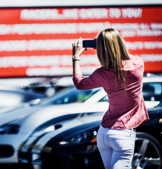 Girl Taking Photo With Her Phone papel de parede para celular para iPad 3