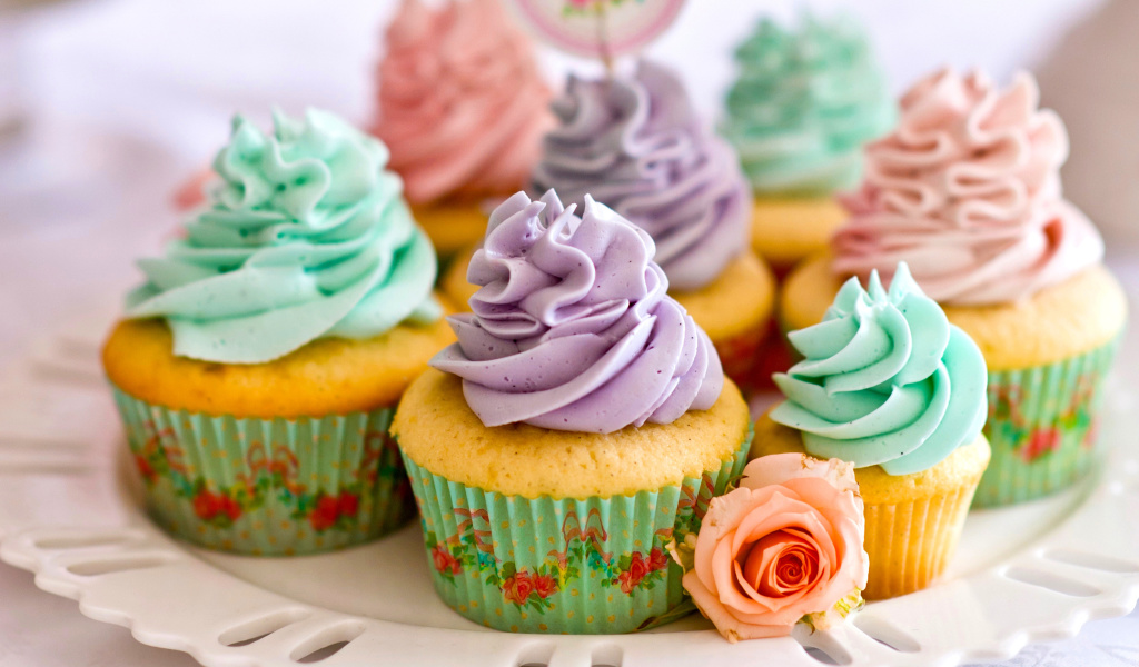 Das Birthday Cupcakes Wallpaper 1024x600