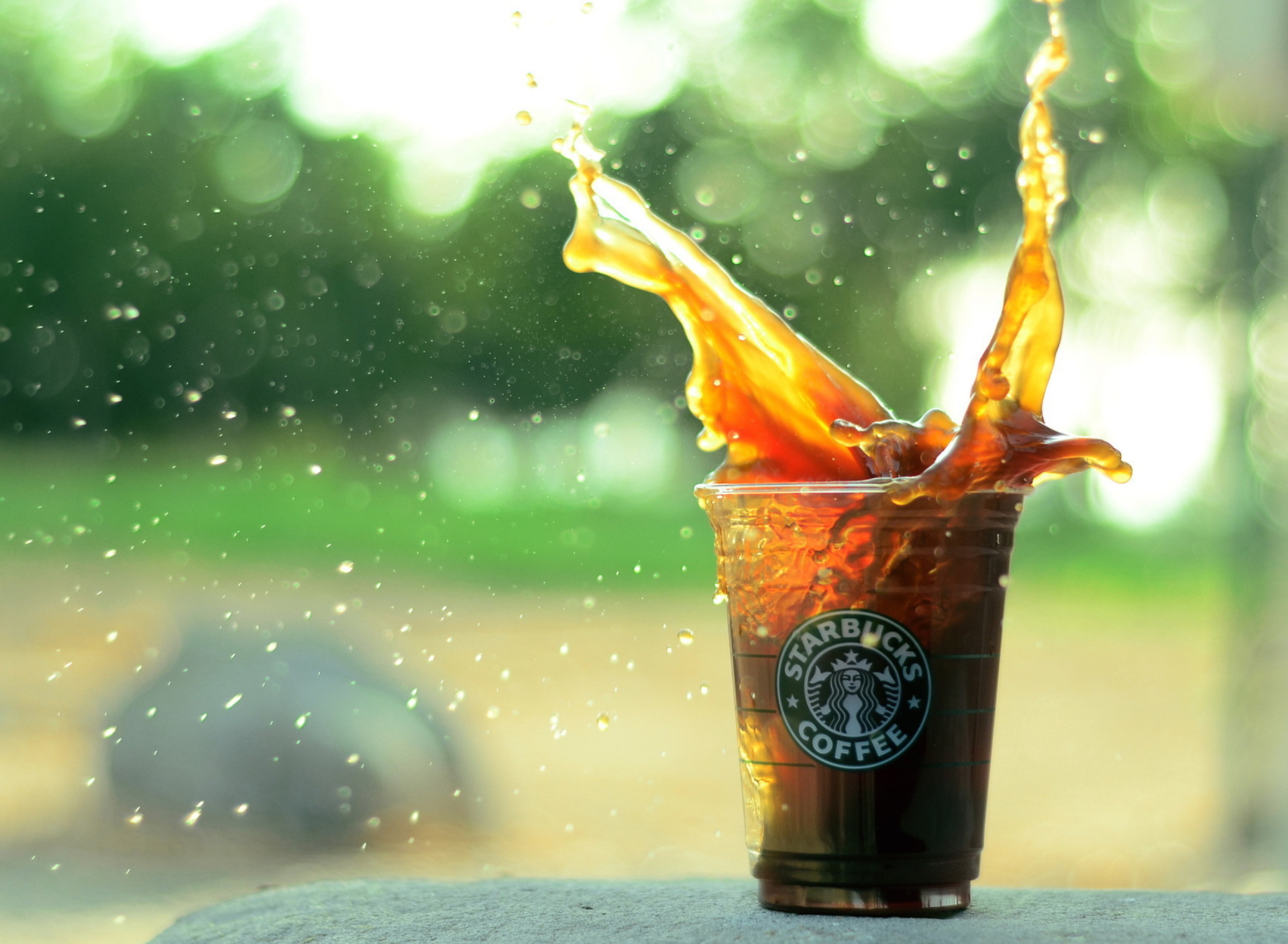 Обои Starbucks Iced Coffee Splash 1920x1408