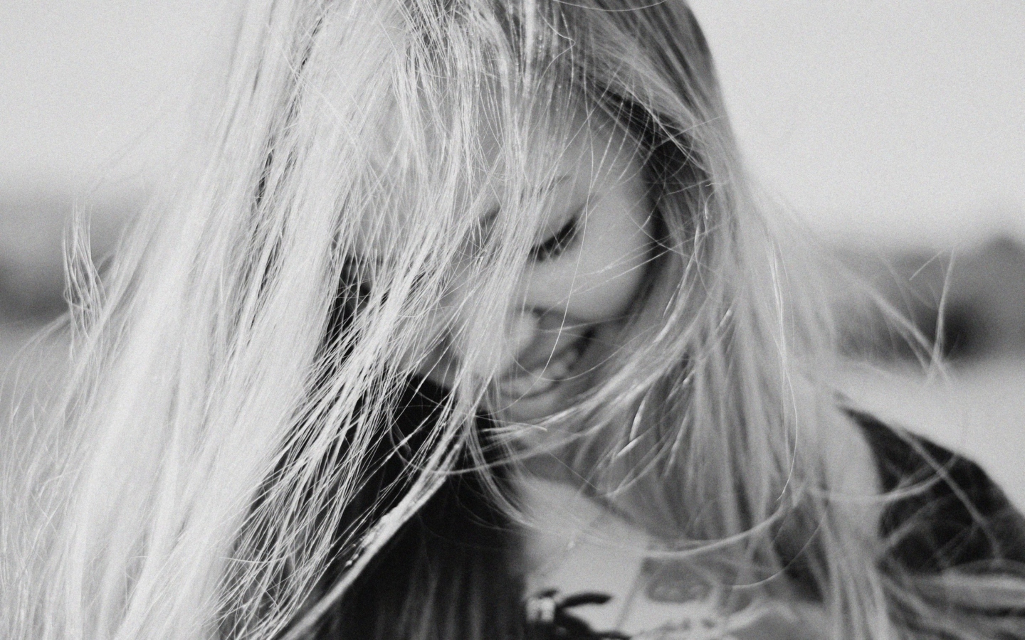 Sfondi Black And White Portrait Of Blonde Girl 1440x900