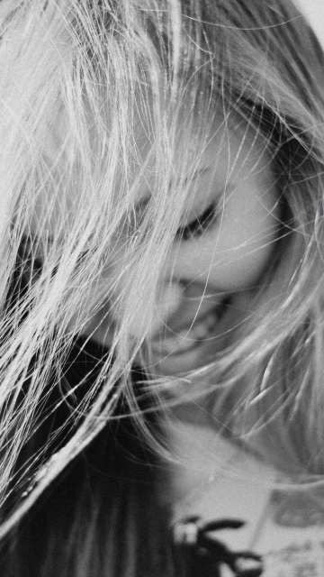 Black And White Portrait Of Blonde Girl screenshot #1 360x640