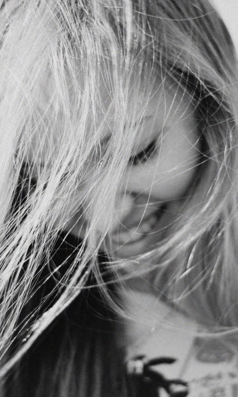 Sfondi Black And White Portrait Of Blonde Girl 480x800