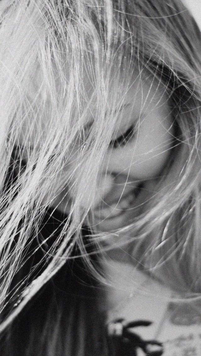 Sfondi Black And White Portrait Of Blonde Girl 640x1136