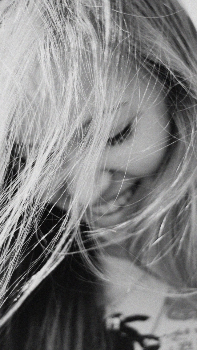 Black And White Portrait Of Blonde Girl wallpaper 640x1136