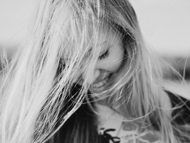 Sfondi Black And White Portrait Of Blonde Girl 640x480