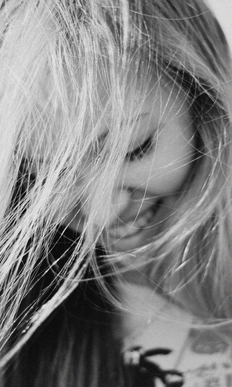 Fondo de pantalla Black And White Portrait Of Blonde Girl 768x1280