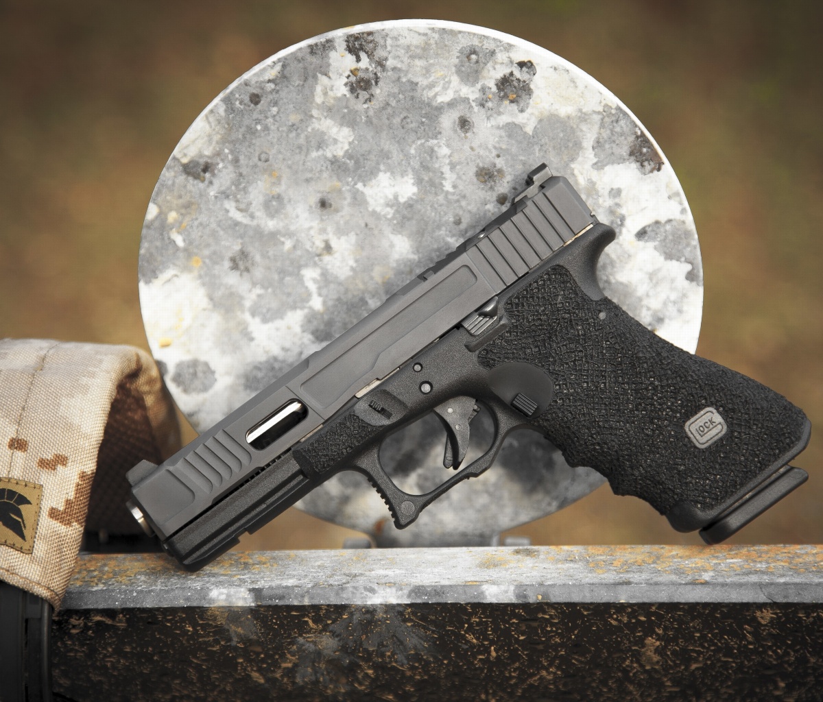 Glock 17 Austrian Pistol wallpaper 1200x1024