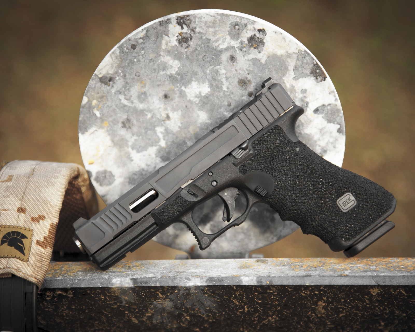 Glock 17 Austrian Pistol wallpaper 1600x1280