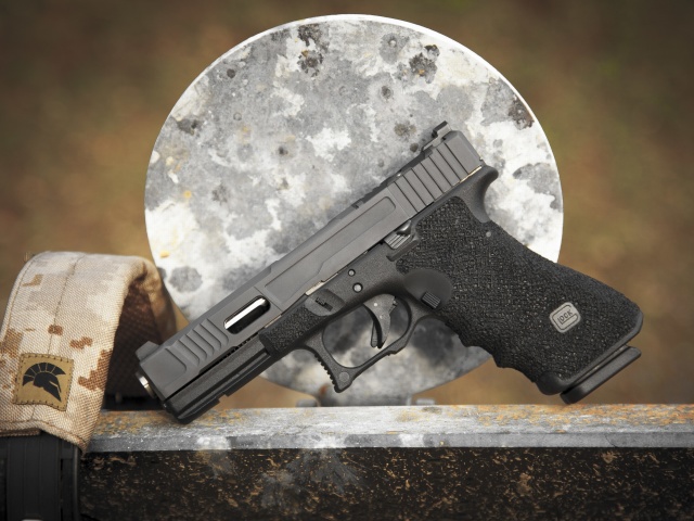 Glock 17 Austrian Pistol wallpaper 640x480