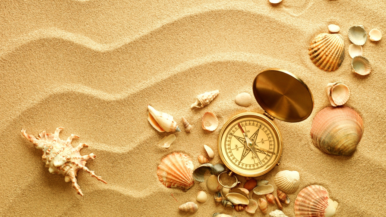 Обои Compass And Shells On Sand 1280x720