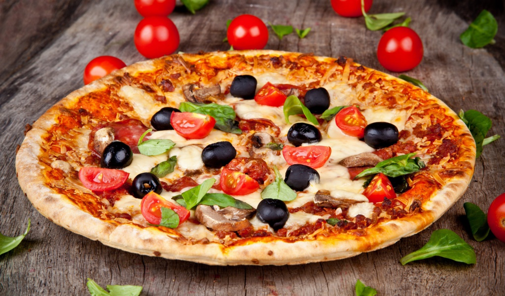 Das Pizza with tomatoes and olives Wallpaper 1024x600