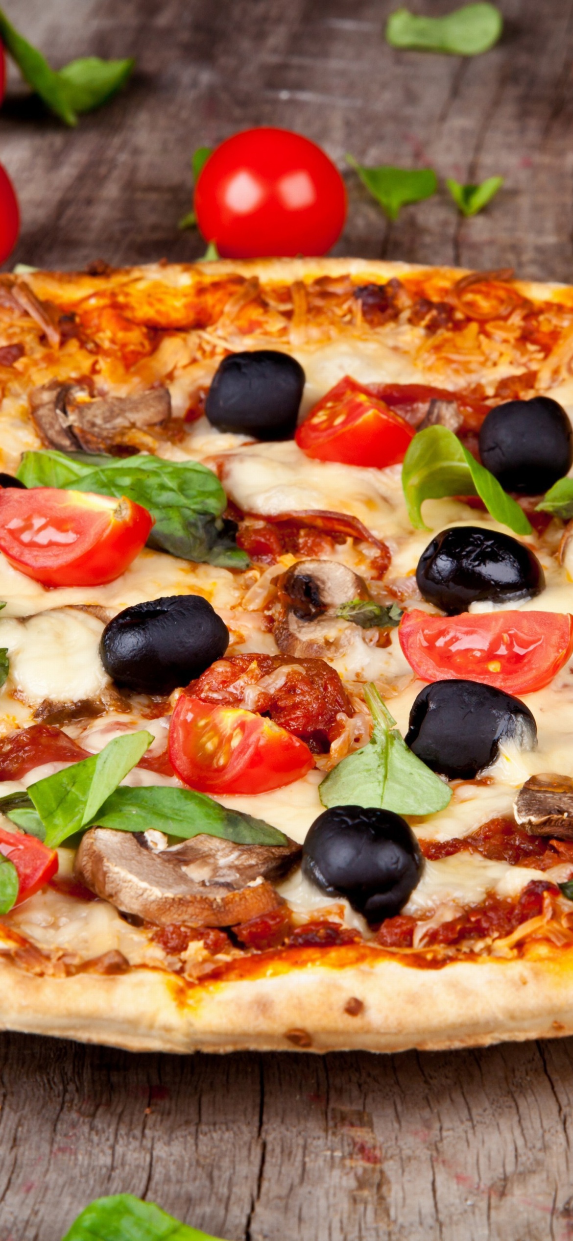 Das Pizza with tomatoes and olives Wallpaper 1170x2532