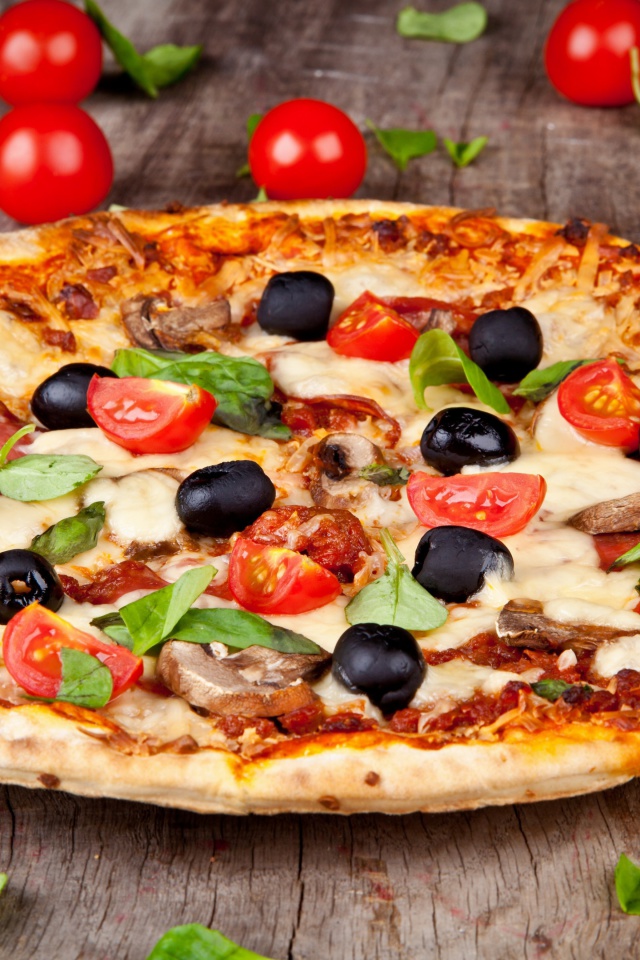 Fondo de pantalla Pizza with tomatoes and olives 640x960