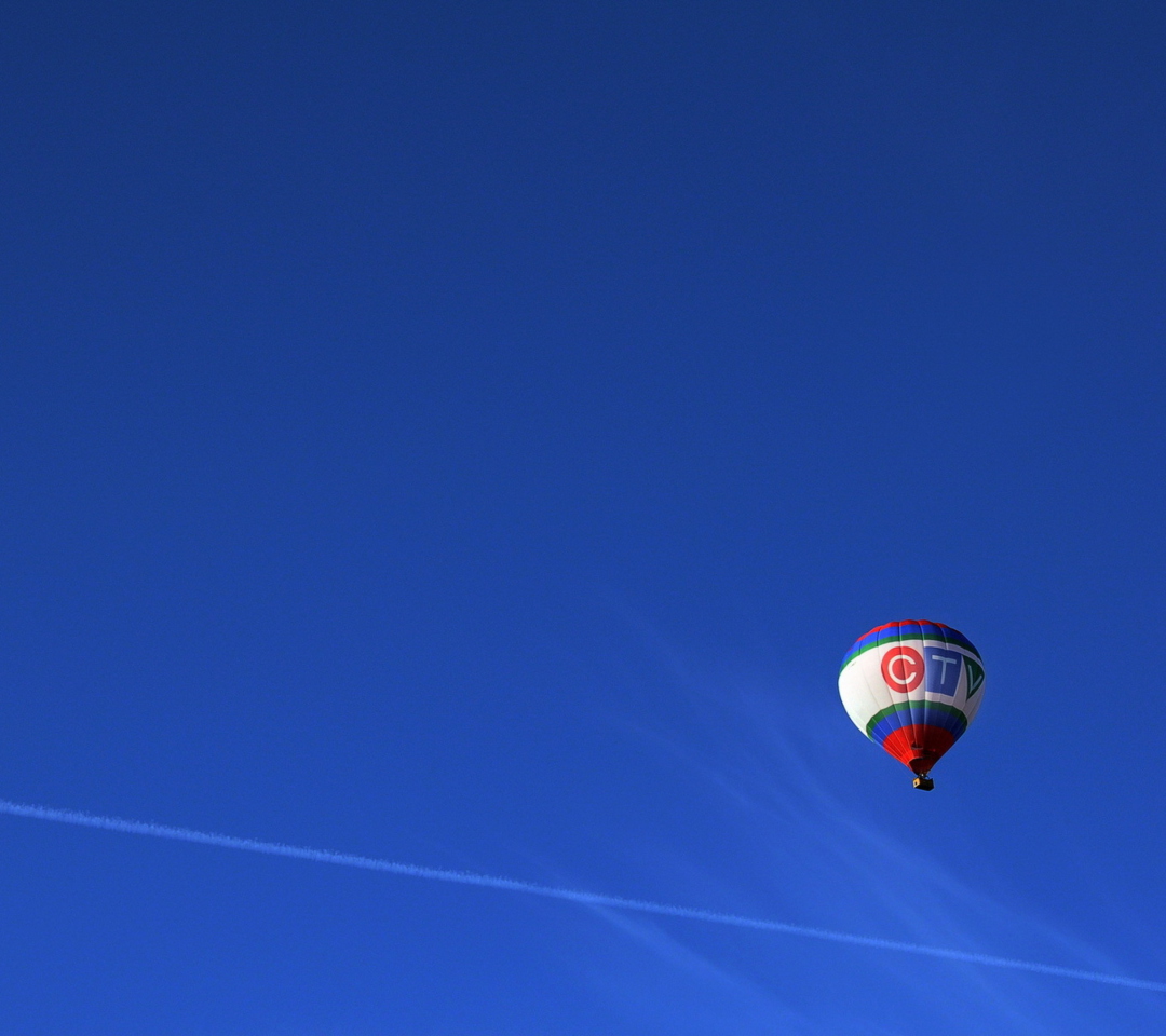 Обои Balloon In Blue Sky 1080x960