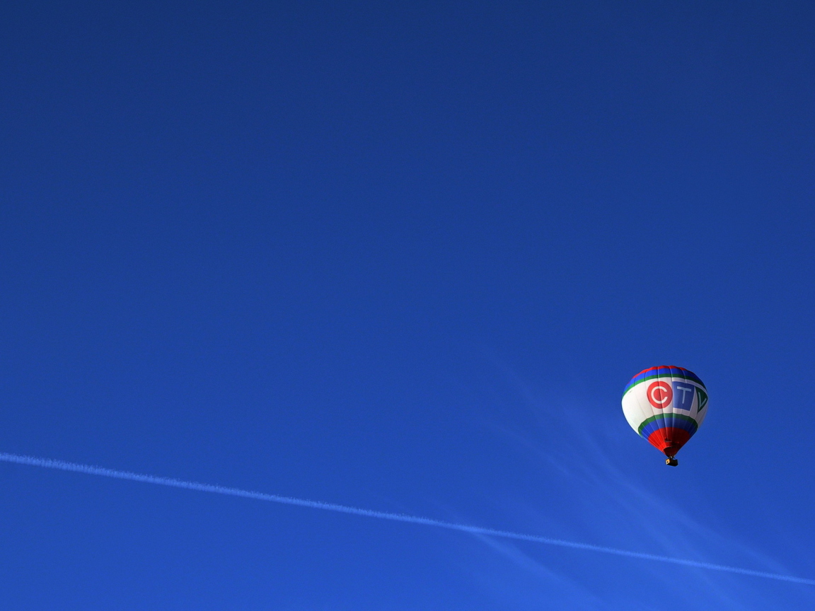 Обои Balloon In Blue Sky 1152x864