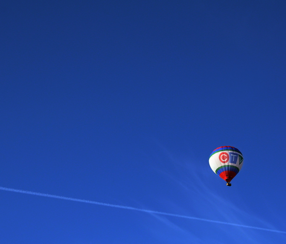 Das Balloon In Blue Sky Wallpaper 1200x1024