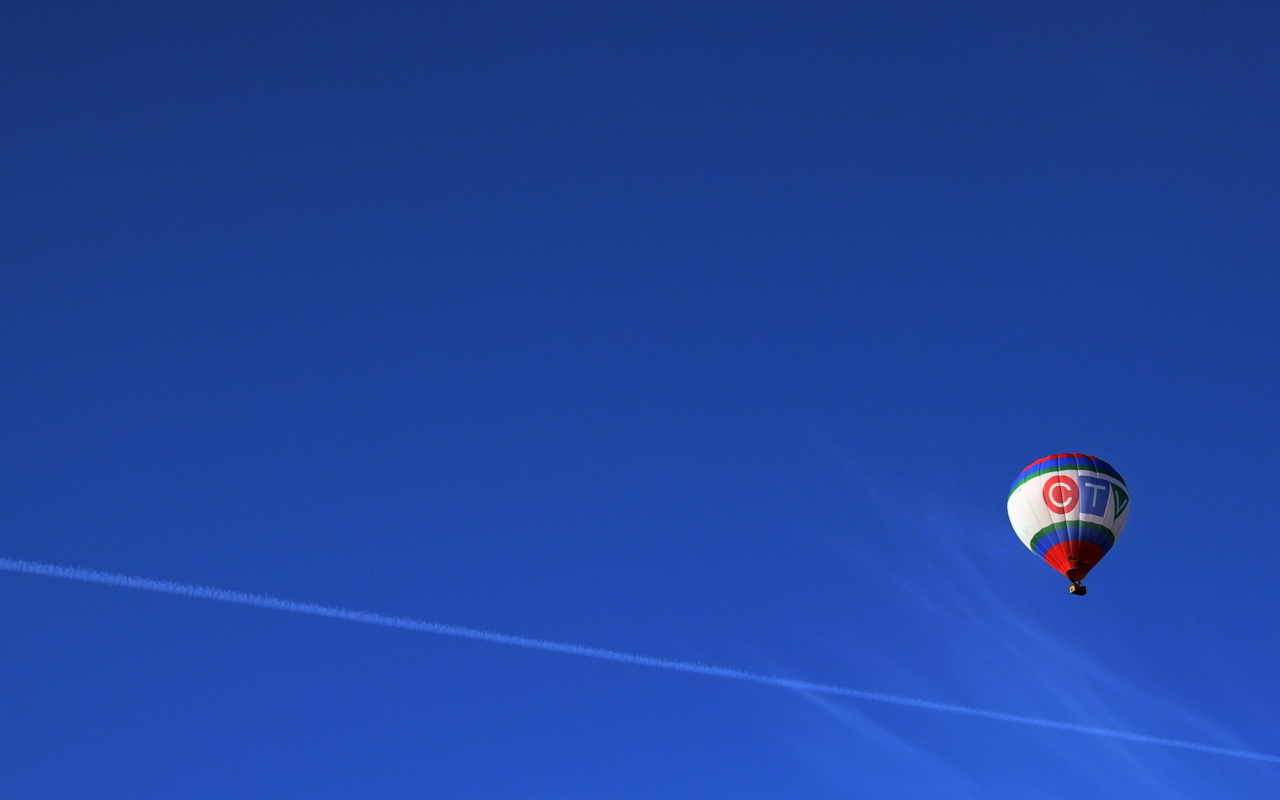 Screenshot №1 pro téma Balloon In Blue Sky 1280x800