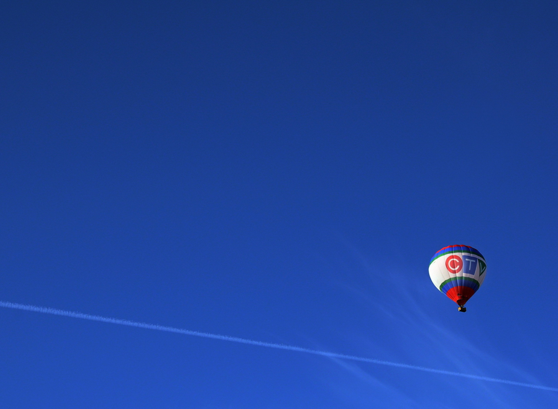 Das Balloon In Blue Sky Wallpaper 1920x1408