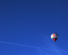 Обои Balloon In Blue Sky 220x176