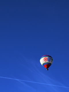 Das Balloon In Blue Sky Wallpaper 240x320