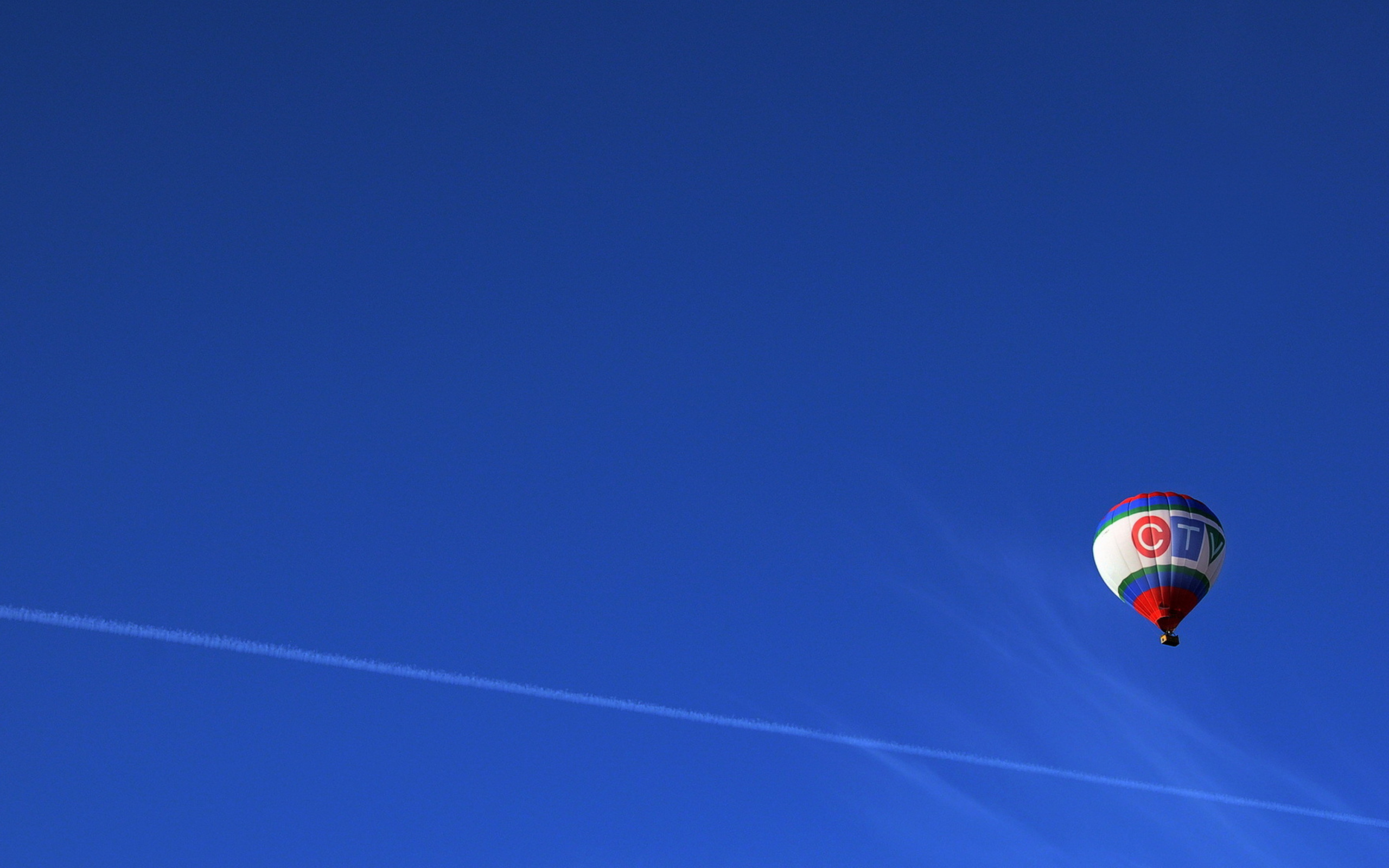 Обои Balloon In Blue Sky 2560x1600