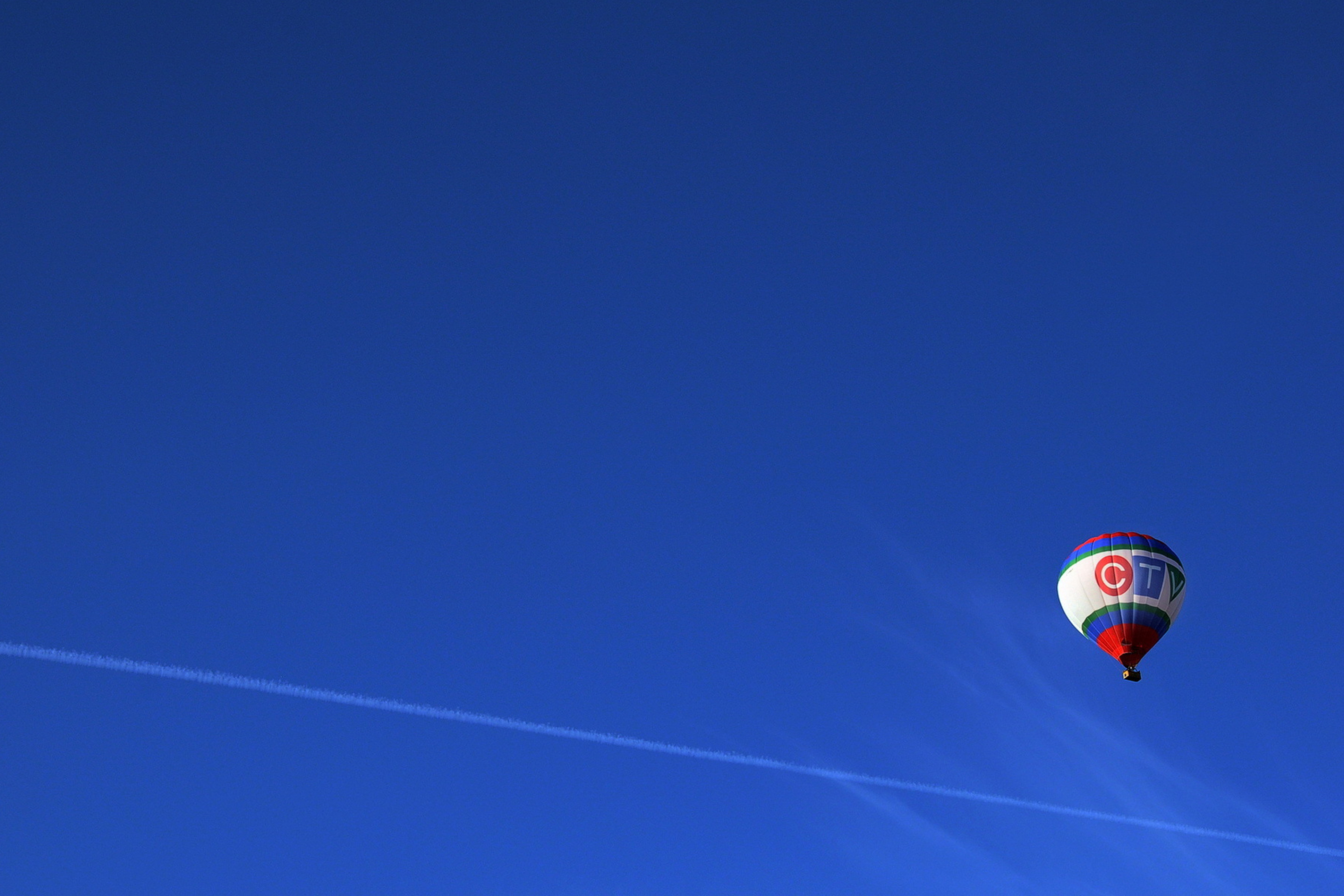 Screenshot №1 pro téma Balloon In Blue Sky 2880x1920