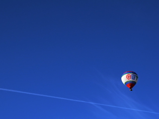 Das Balloon In Blue Sky Wallpaper 320x240