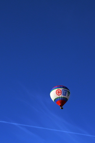 Das Balloon In Blue Sky Wallpaper 320x480